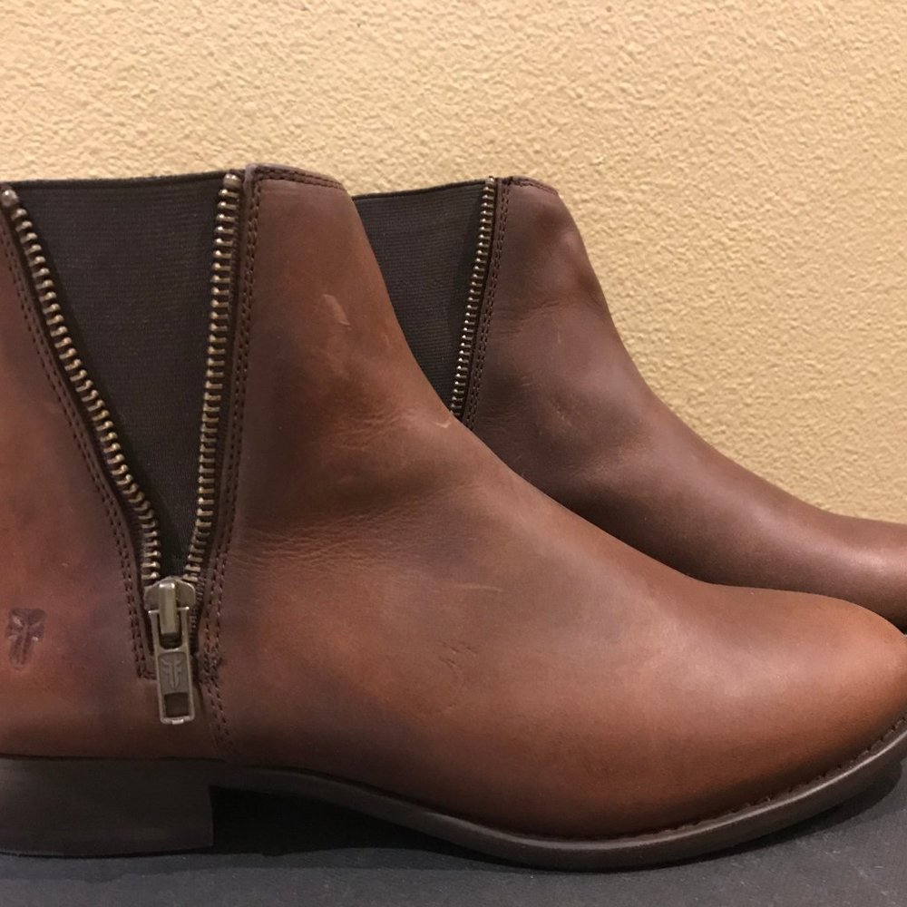 Frye Carly Zip Chelsea Boots  Size 7 Cognac NIB